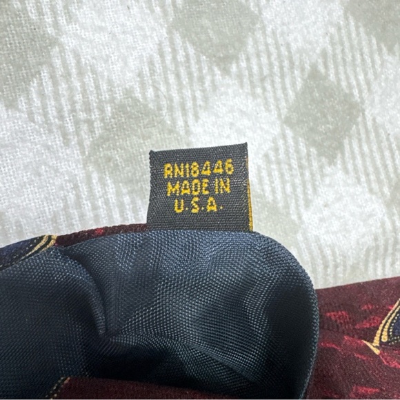 The Forbes Collection Red Geometric 100% Silk Neck Tie Made in the USA - Picture 4 of 6